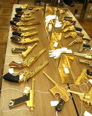 黄金枪一览 全身镀金工艺精美，其中一把极具创意！
